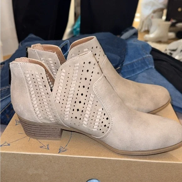 Indigo Beige Ankle Booties - Picture 2 of 5